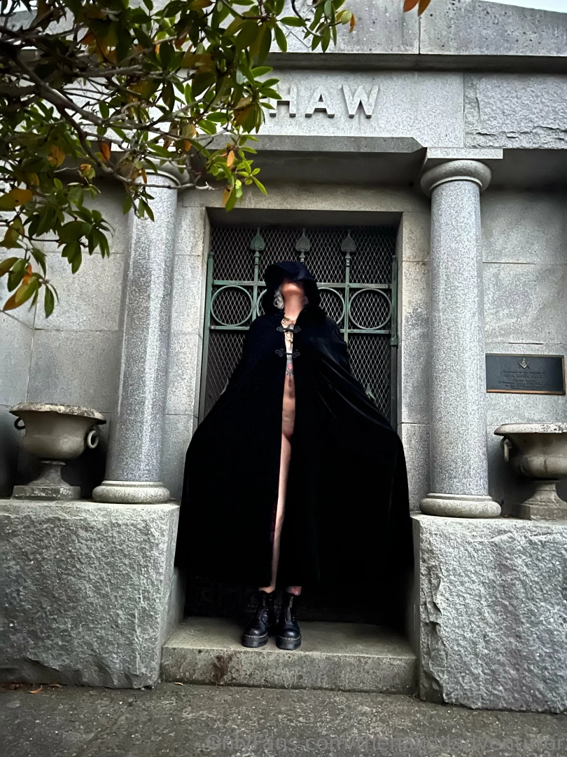 Naked spooky cemetery things 