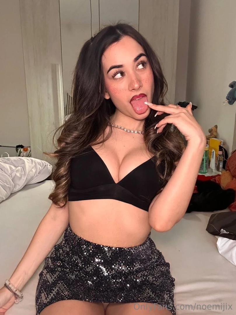 Tanti auguri a tutte noi il pacco me lo dai in chat 