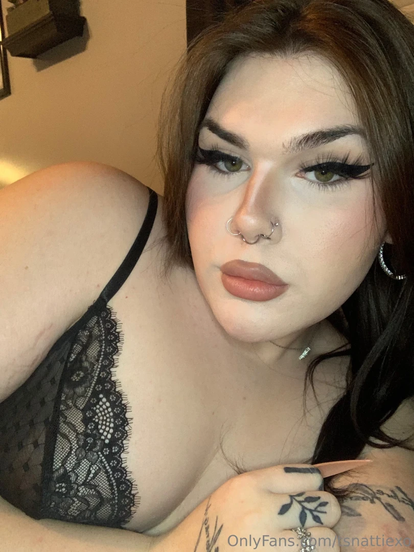 Laying in bed waiting for you to dm me what are you waiting for 