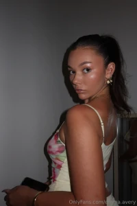 Just me waiting for you to text me backkk