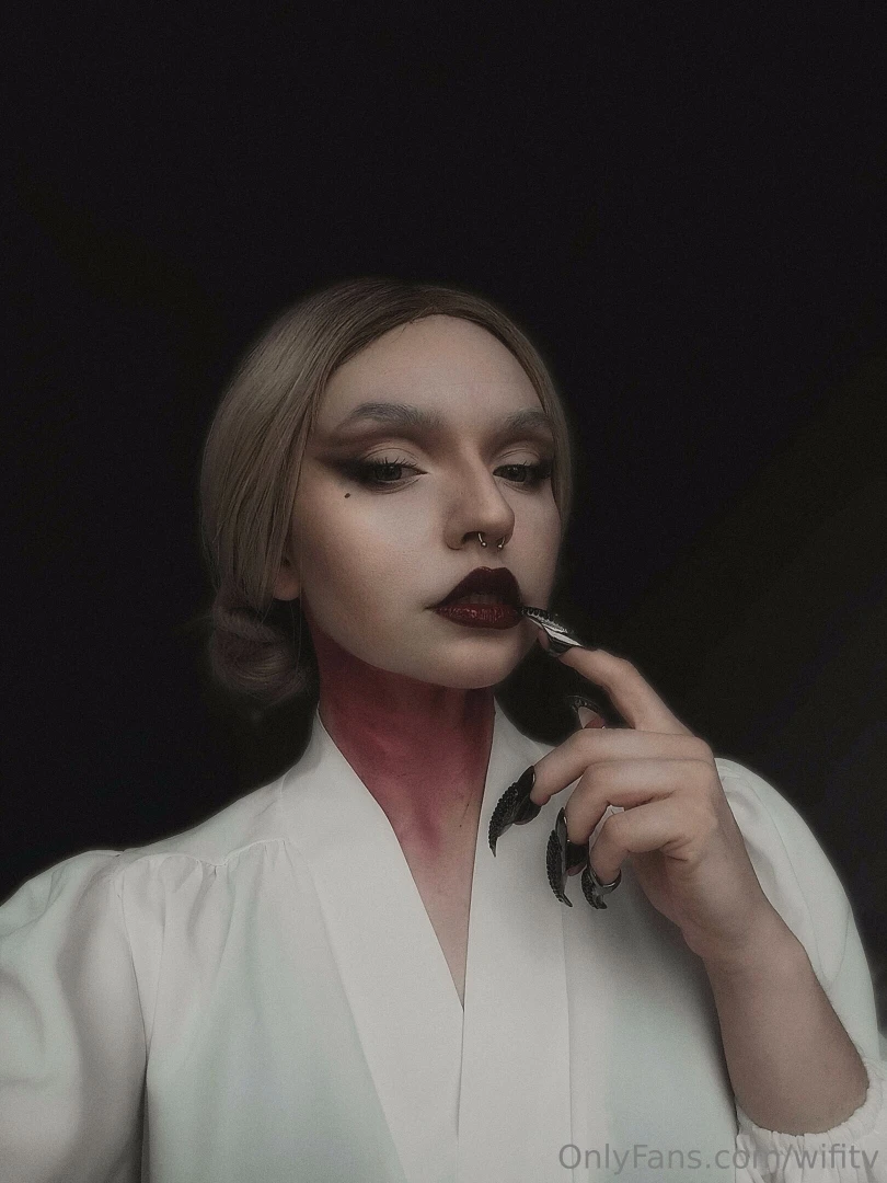 Today i decided to experiment with makeup and dive into the creative part 1 