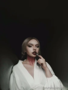 Today i decided to experiment with makeup and dive into the creative