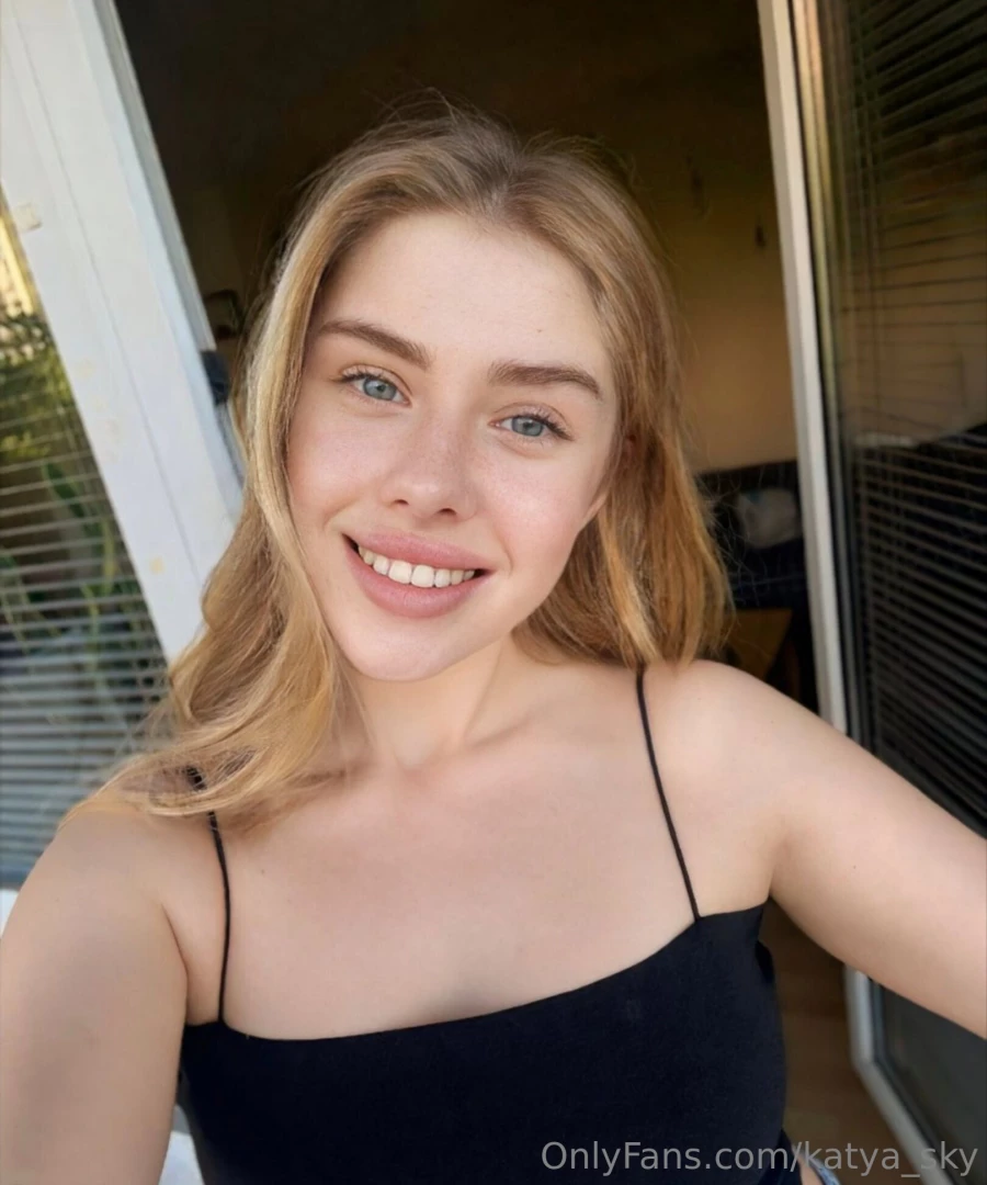 Let me distract you vanessa_gold cute girl vanessa_gold loves to play part 64 