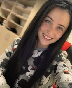 Free now this cutie is online and horny lindseyxheartx show her some part 186