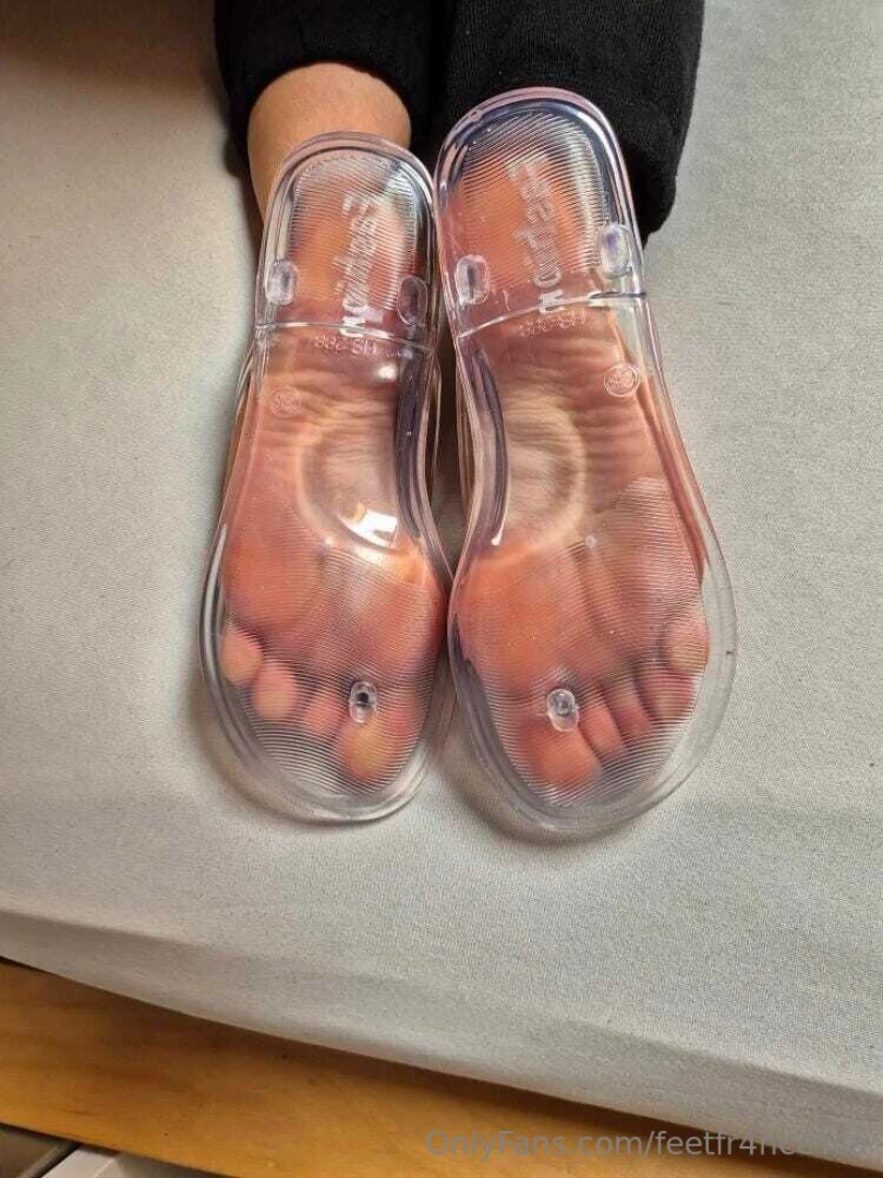 Cosa ne pensate delle mie infradito trasparenti vi piacciono a me 