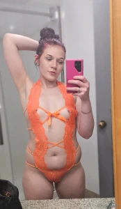 Does the orange look good on me be honest