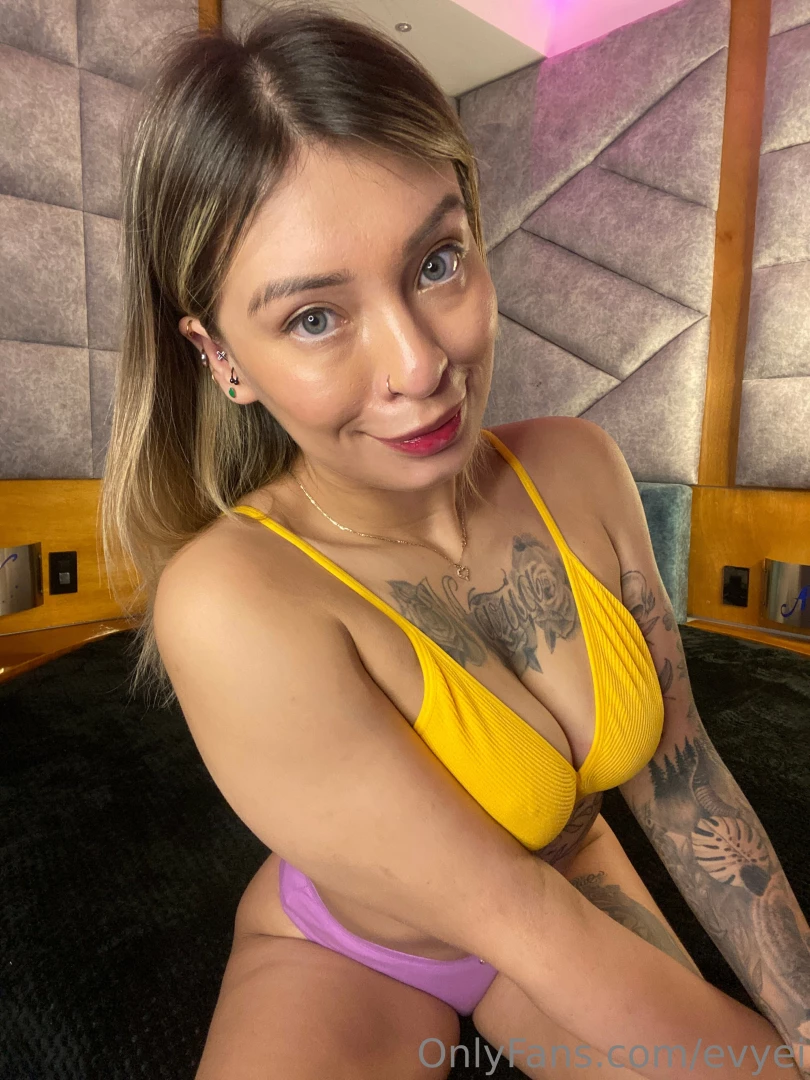 I love the color yellow 