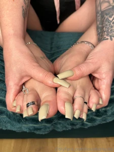 More of this pretty set for you to appreciate