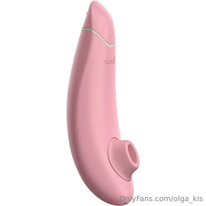 Hi guys i was told that this sucking vibrator makes women go crazy so part 1