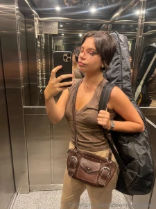 Afinando la guitarra y calentando los dedos para m s tarde