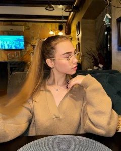 Cutie is waiting for her giant burger part 1