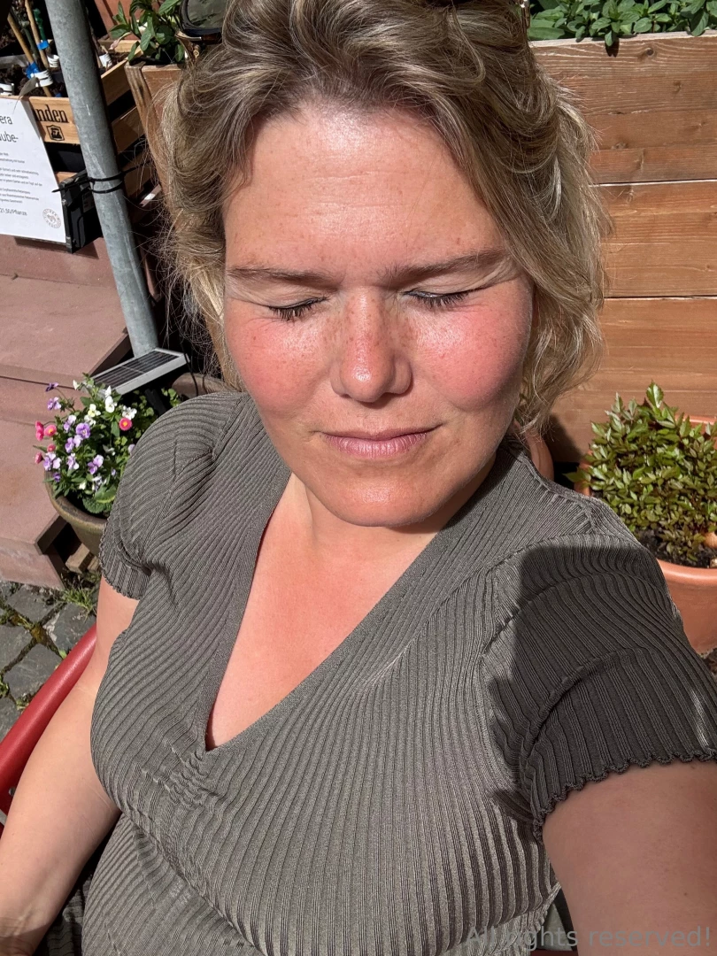Wine-shopping-queen on tour and a bit relaxing kisses 