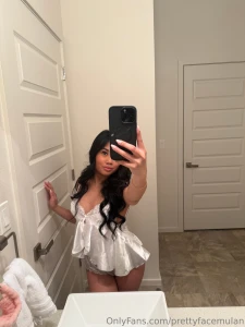 Happy fridayyy i m going live later tonight 8 30pm pst 11 30pm est