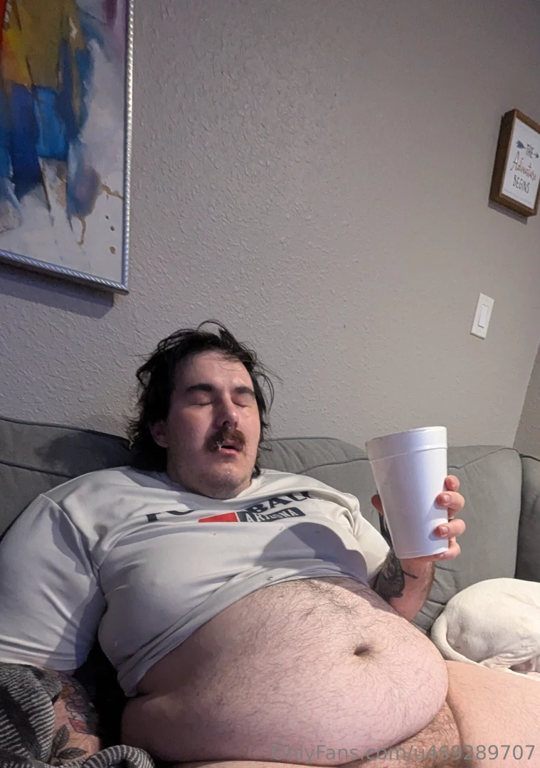 Ex jock eating in his old workout shirts wanna help me outgrow them 