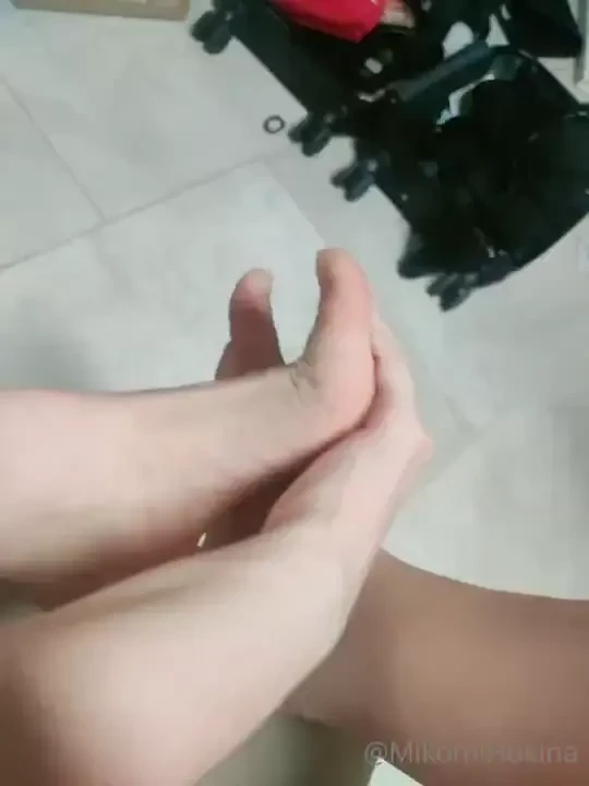 Just got out of bath so get sum toes sorry for the mess at my house _ 