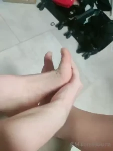 Just got out of bath so get sum toes sorry for the mess at my house _