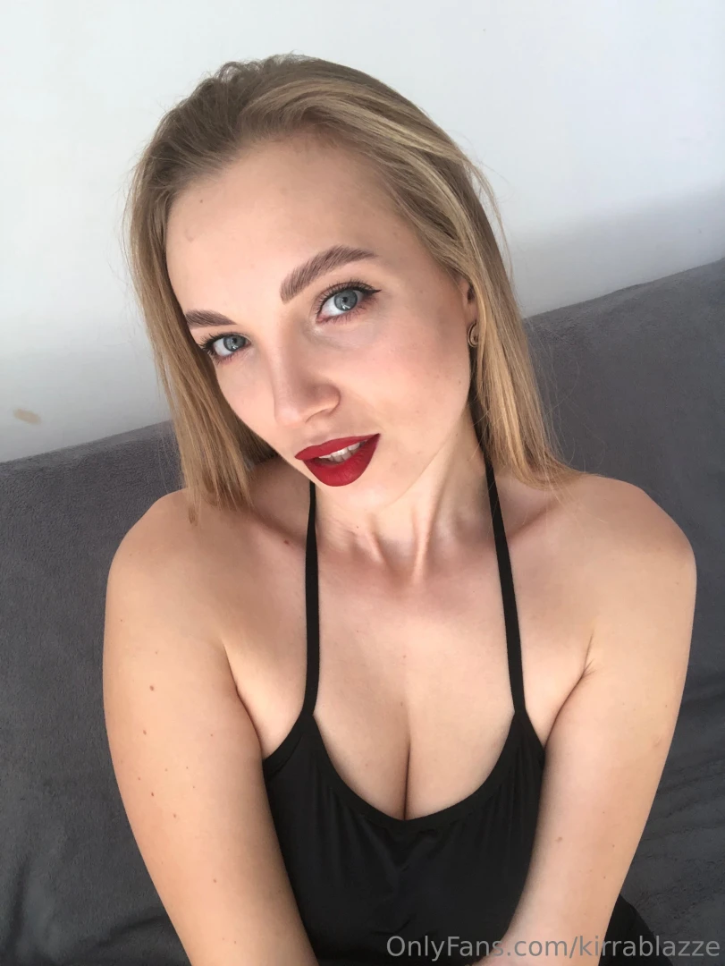 A little closer so you can see every detail red lips and a look that 