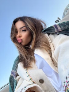 A light air kiss but with a charge of 3000 volts is it love at first