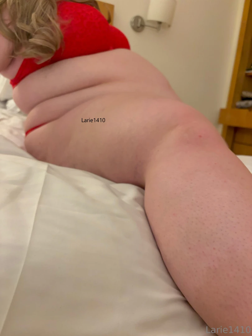 Part 2 of my photoshooting in my red dessous set 