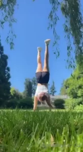 My handstands are getting better thanks to pilatesbysophia go outside