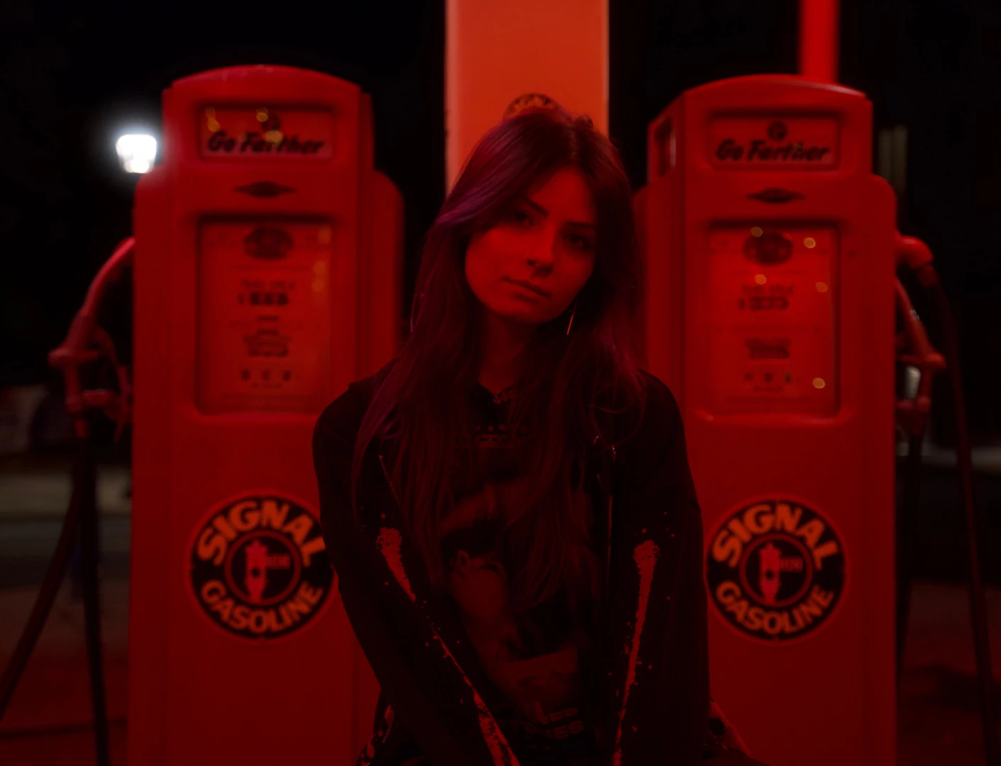 Kiss me under the red light 