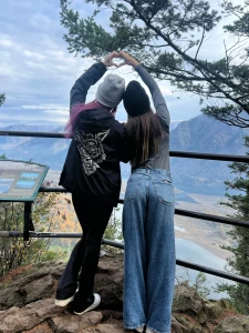 Hiking with the beautiful flowwithsky