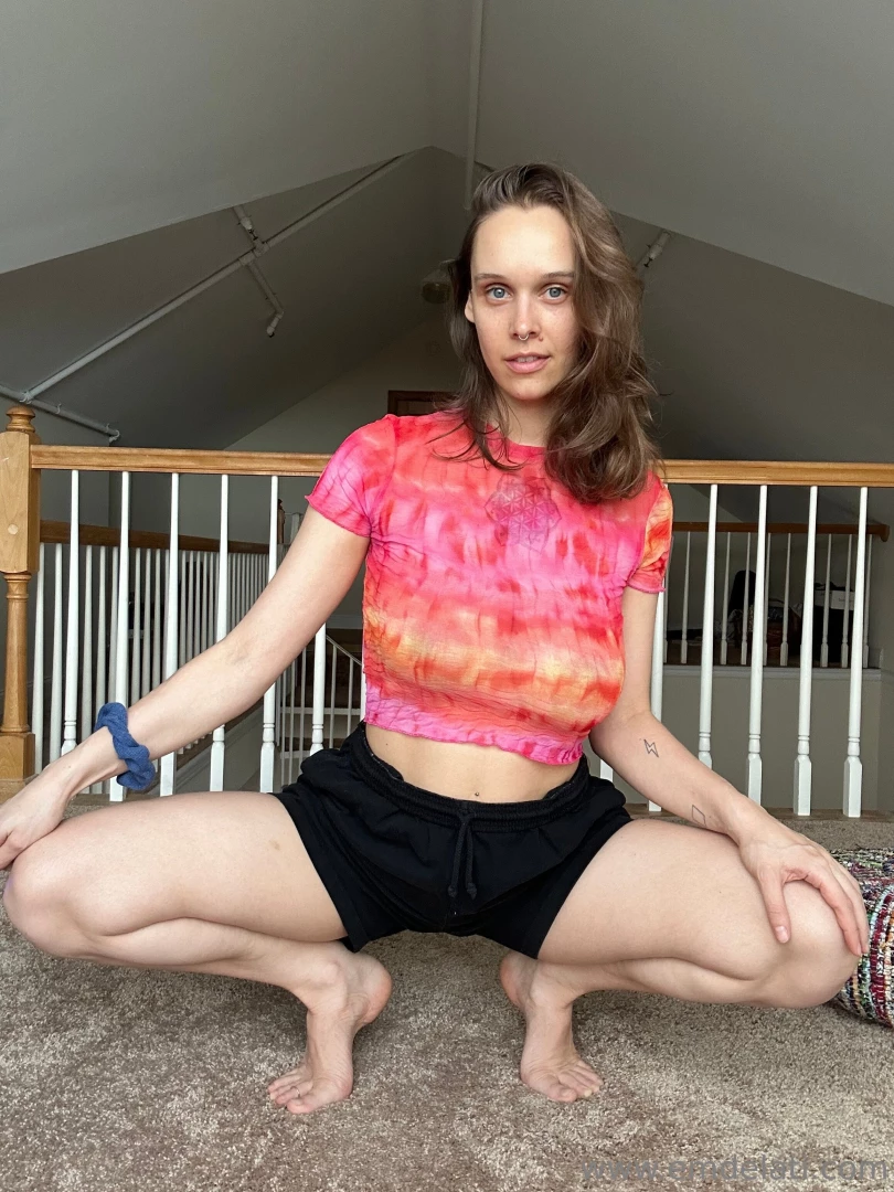 Poised and ready for you to hit up my dms 