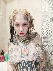 Me acabo de dar una duchita y me calent tanto que termine haci ndome