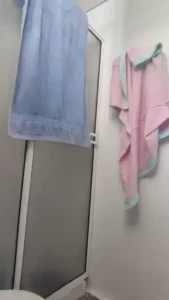 Gimiendo en el ba o bien rico si quieres verlo al desnudo no se te