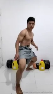 Un poquito de meneito y patadas ignoren la cara seriedad
