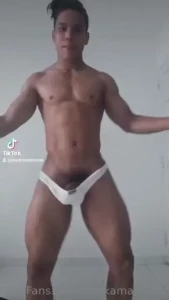 Espero todos esten bien porque hoy los enanos estan bailando