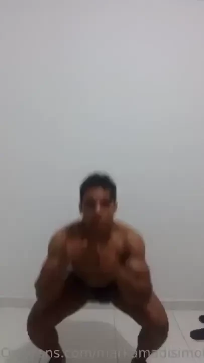 Unas sentadillas con salto semidesnudo 