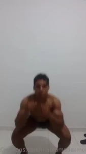Unas sentadillas con salto semidesnudo