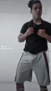 A la u pero con sorpresa debajo de la ropa