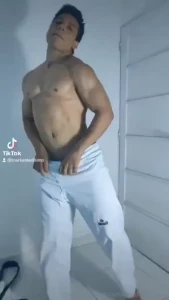 Videito tipo streptease no te lo pierdas si quieres verlo al desnudo
