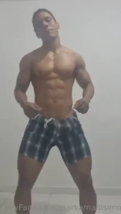 Y sab is que me encanta bailar aunque desnudo es siempre mejor 