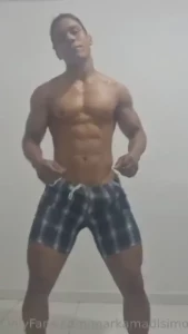 Y sab is que me encanta bailar aunque desnudo es siempre mejor