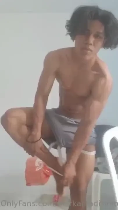 Se apuntan al reto de quitarse el calzoncillo con el pantal n puesto 