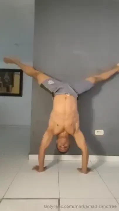 Hoy toca video y es haciendo el pino sin ropa interior y en 