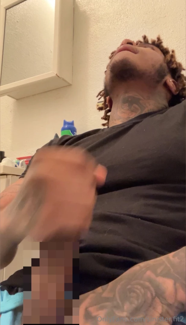 Lmao i got horny between making content and decided to stroke my big 