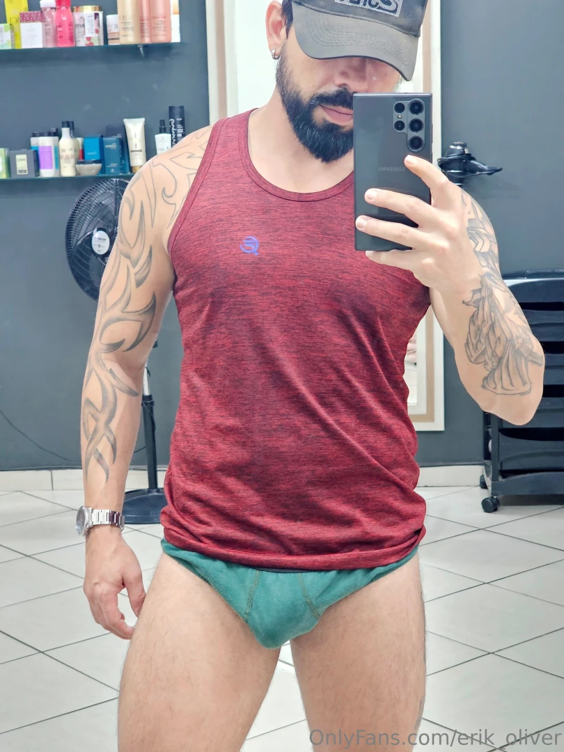 S dando uma olhada no espelho a look in the mirror 