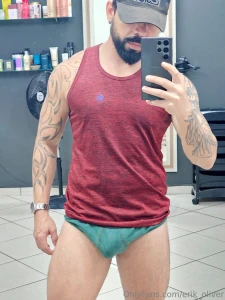 S dando uma olhada no espelho a look in the mirror