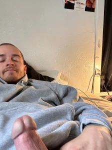 Miss and love u guys here s the tip of my dick if you wanna imagine