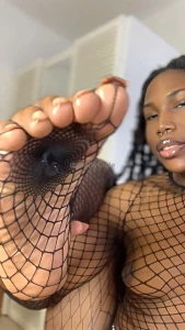 Toes is black fishnets
