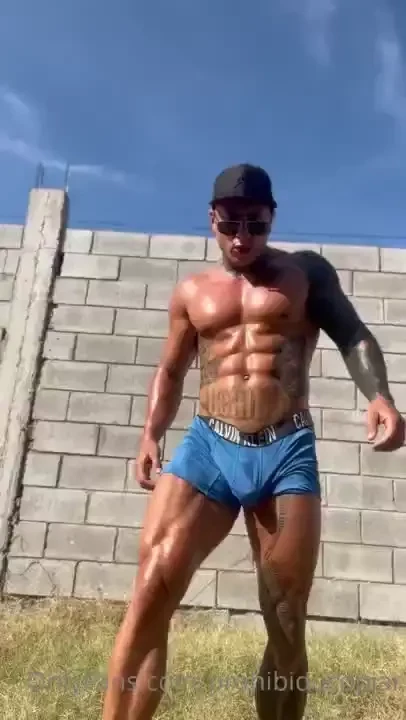 Who puts sunscreen on me quien me pone protector solar 