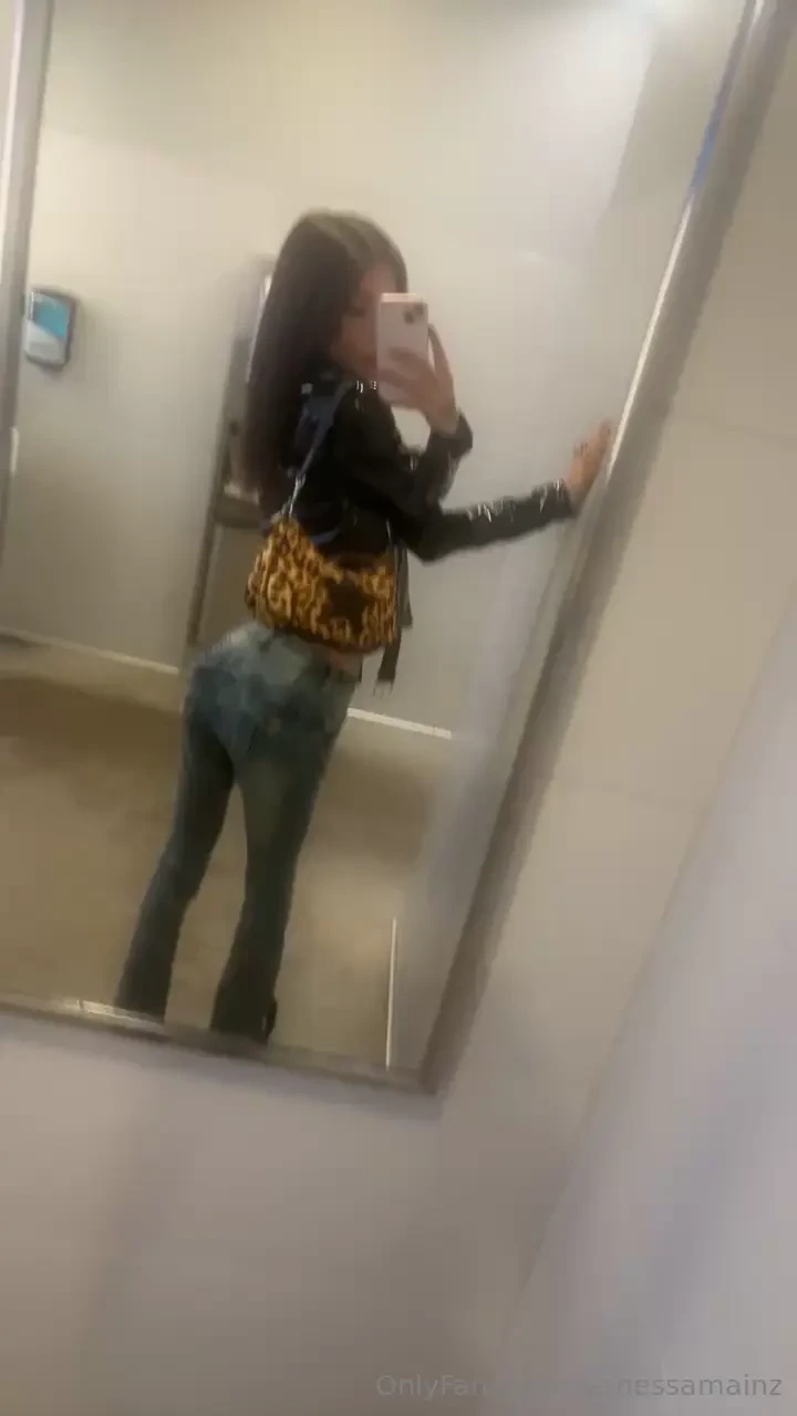 I bet if we kissed my leg would do this 