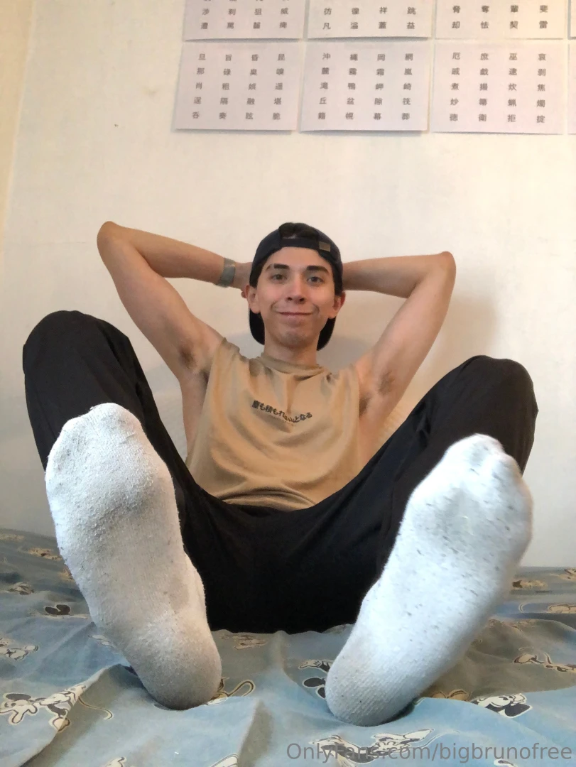 Nuevo video de mis pies full vid onlyfans com brunosaints_ 