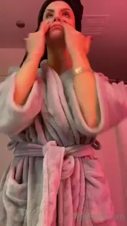 Press play to get ready with me to work from my bed 