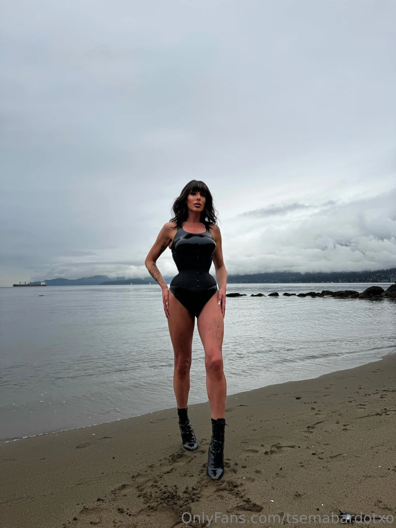 I know you can t resist me so don t even try 