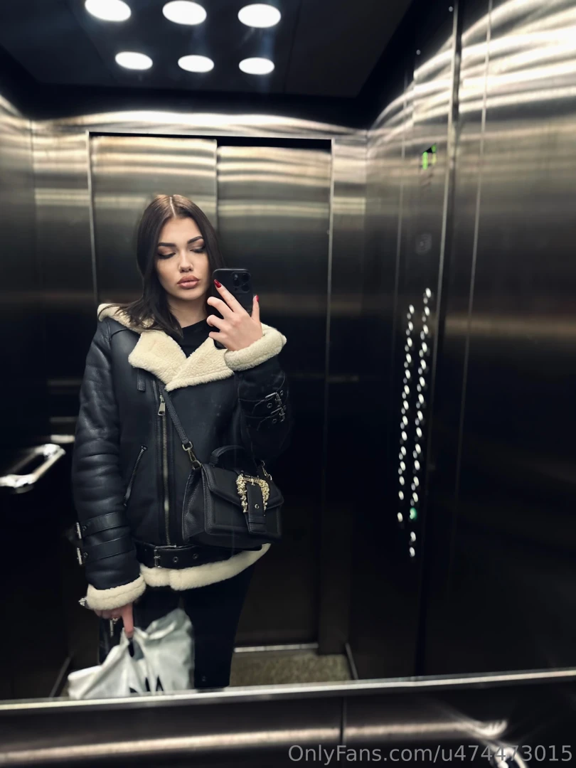 How can you not take a selfie in the elevator 